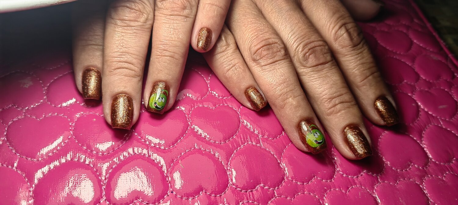 маникюр зеленый втирка жук, зеленый маникюр с дизайном, маникюр зеленый с золотом на короткие ногти, зелено золотой маникюр, маникюр с золотой фольгой