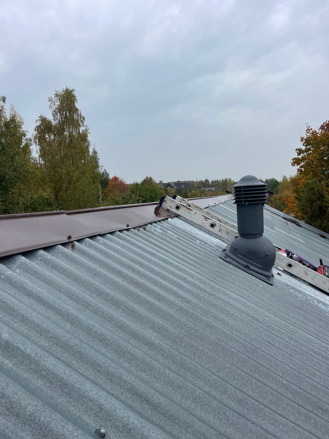 кровельная вентиляция vilpe, фальцевая кровля, лестница кровельная roofsystems prestige zn 400 фальц, монтаж фальцевой кровли, фальцевая кровля ral 7024