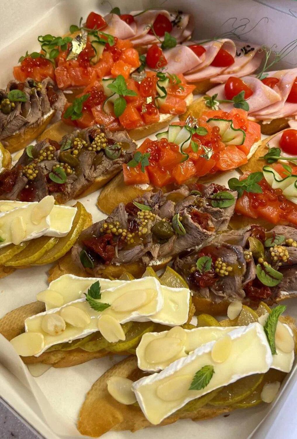 брускетта ассорти, ассорти брускетт, закуска, брускетты ассорти, фуршет закуска