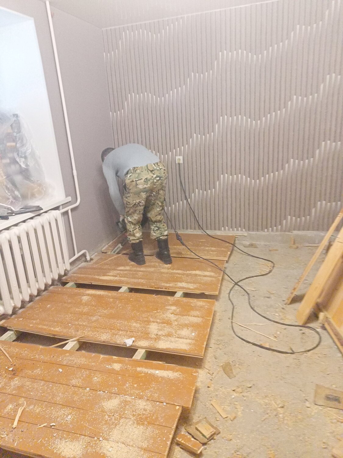 демонтаж пола в хрущевке, старые радиаторы отопления, отопление, радиаторы отопления чугунные чм2, ремонт пола в квартире