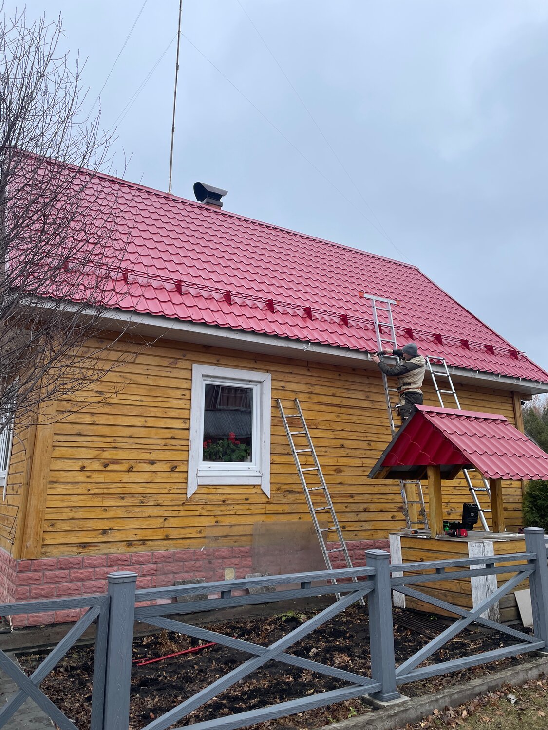 ral 3011 металлочерепица, ral 3005 металлочерепица, дом с крышей из металлочерепицы, рал 3005 металлочерепица, металлочерепица