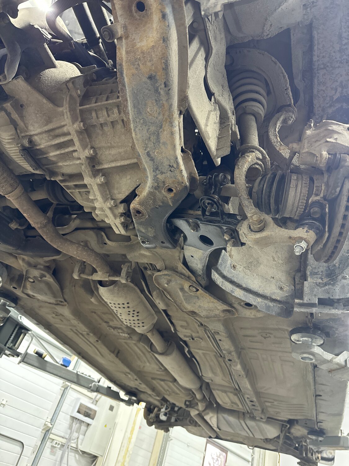 ниссан х-трейл т30 вид снизу, днище ниссан ноут е11, днище ниссан альмера g15, подрамник лансер 9 1.6, подвеска тойота спринтер