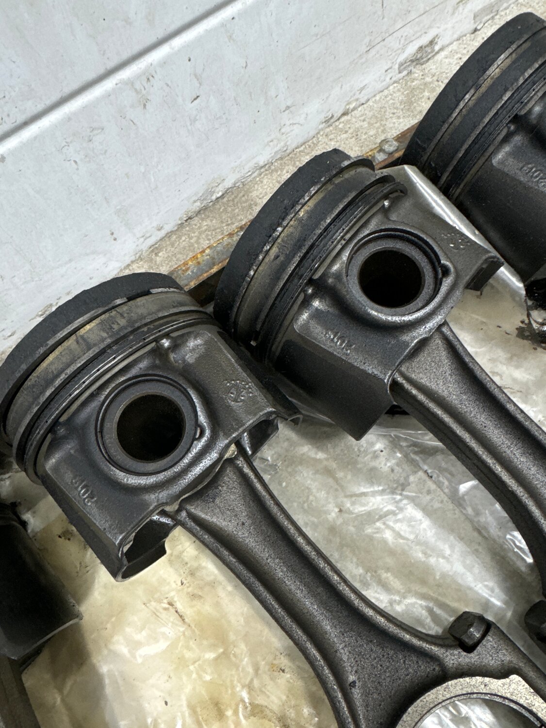 поршень с, поршень ман д2066, поршень с шатуном, шатун, поршень мазда 6