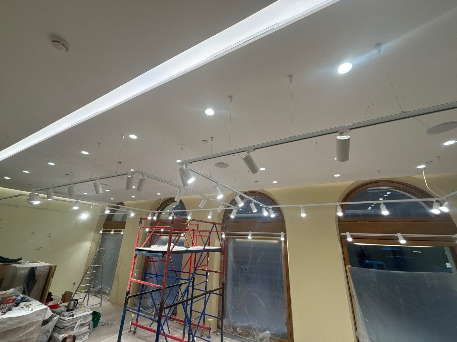капитальный ремонт магазина, освещение, натяжной потолок световые линии, световая линия на потолке, натяжного потолка