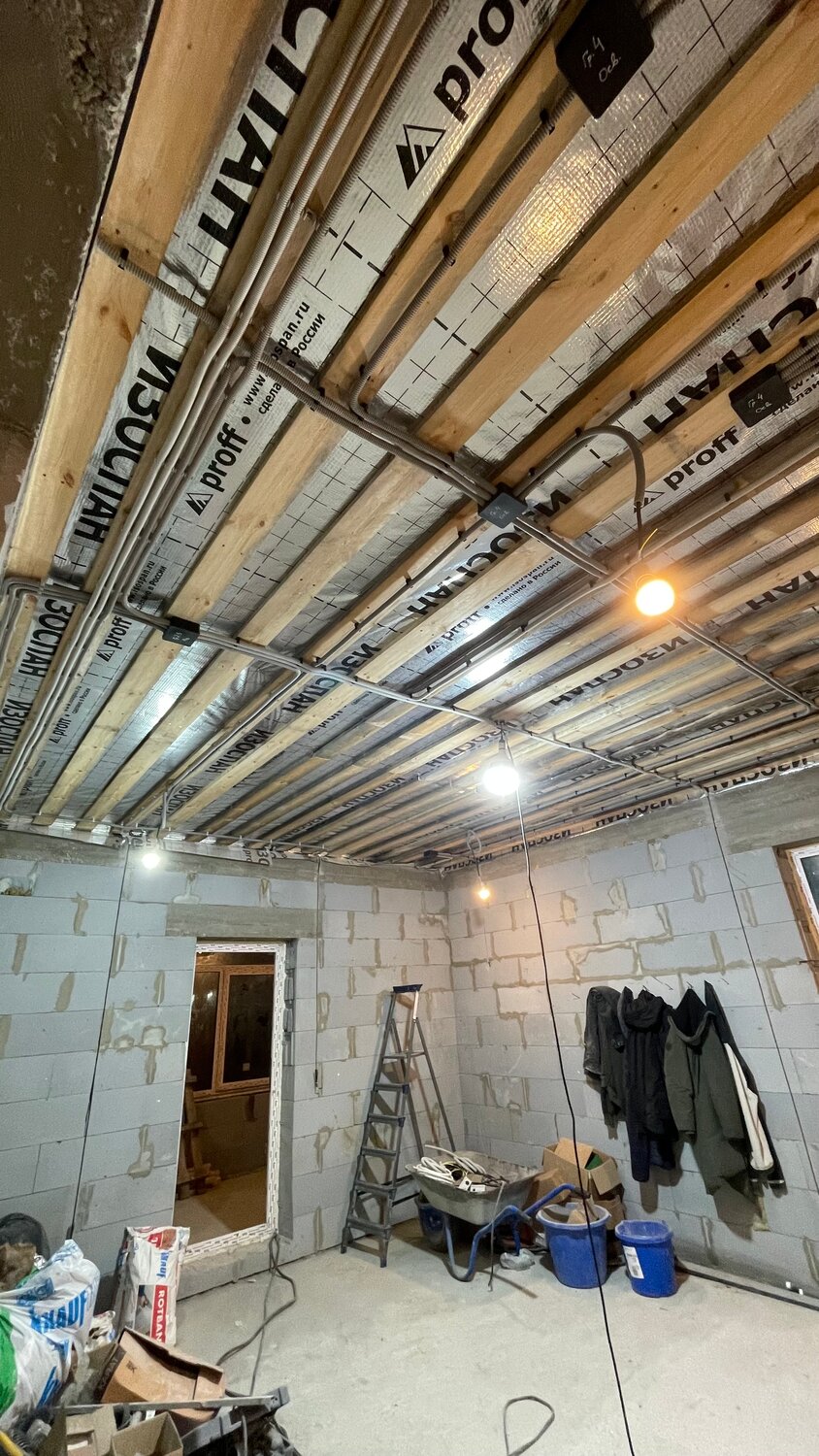 гипсокартон на потолке, черновой потолок в частном доме, потолок в доме, черновой потолок, монтаж электропроводки в доме