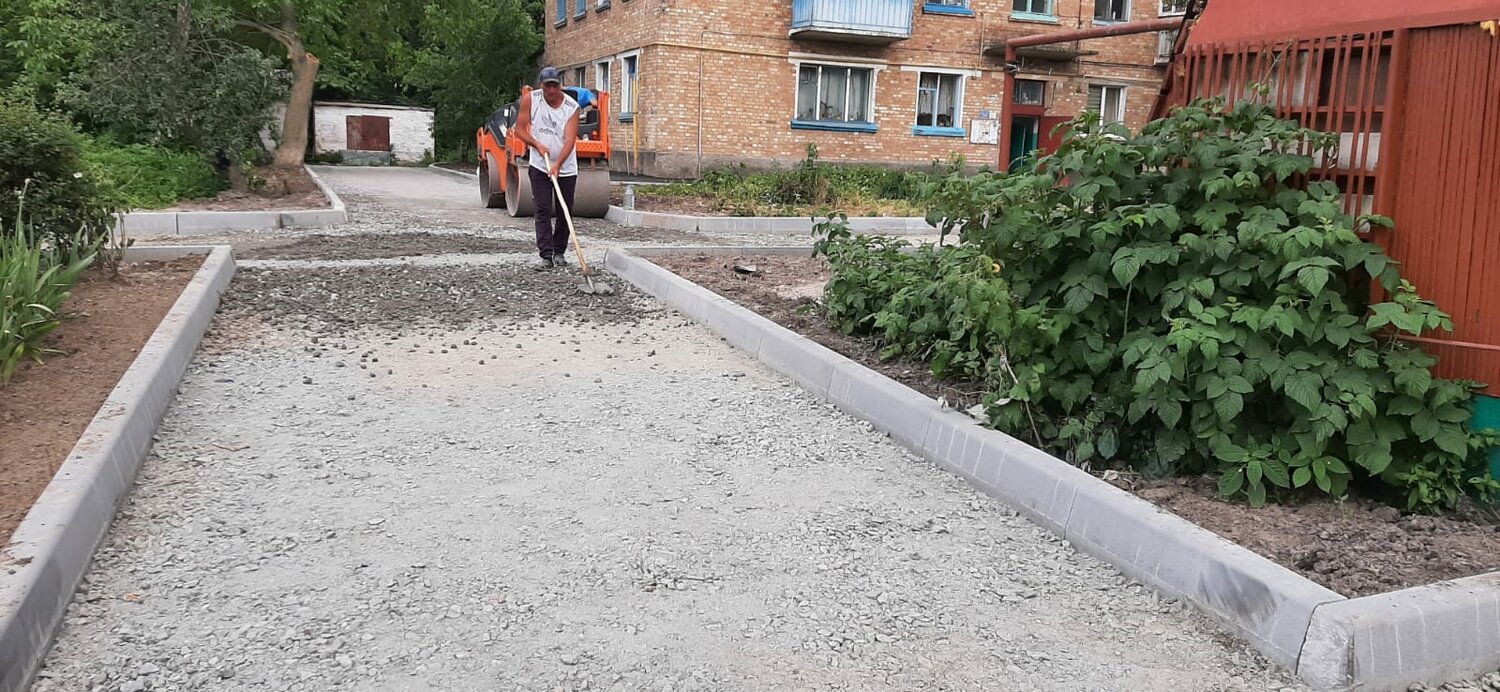 дорожные бордюры, двор, благоустройства территории, тротуар, укладка бордюра