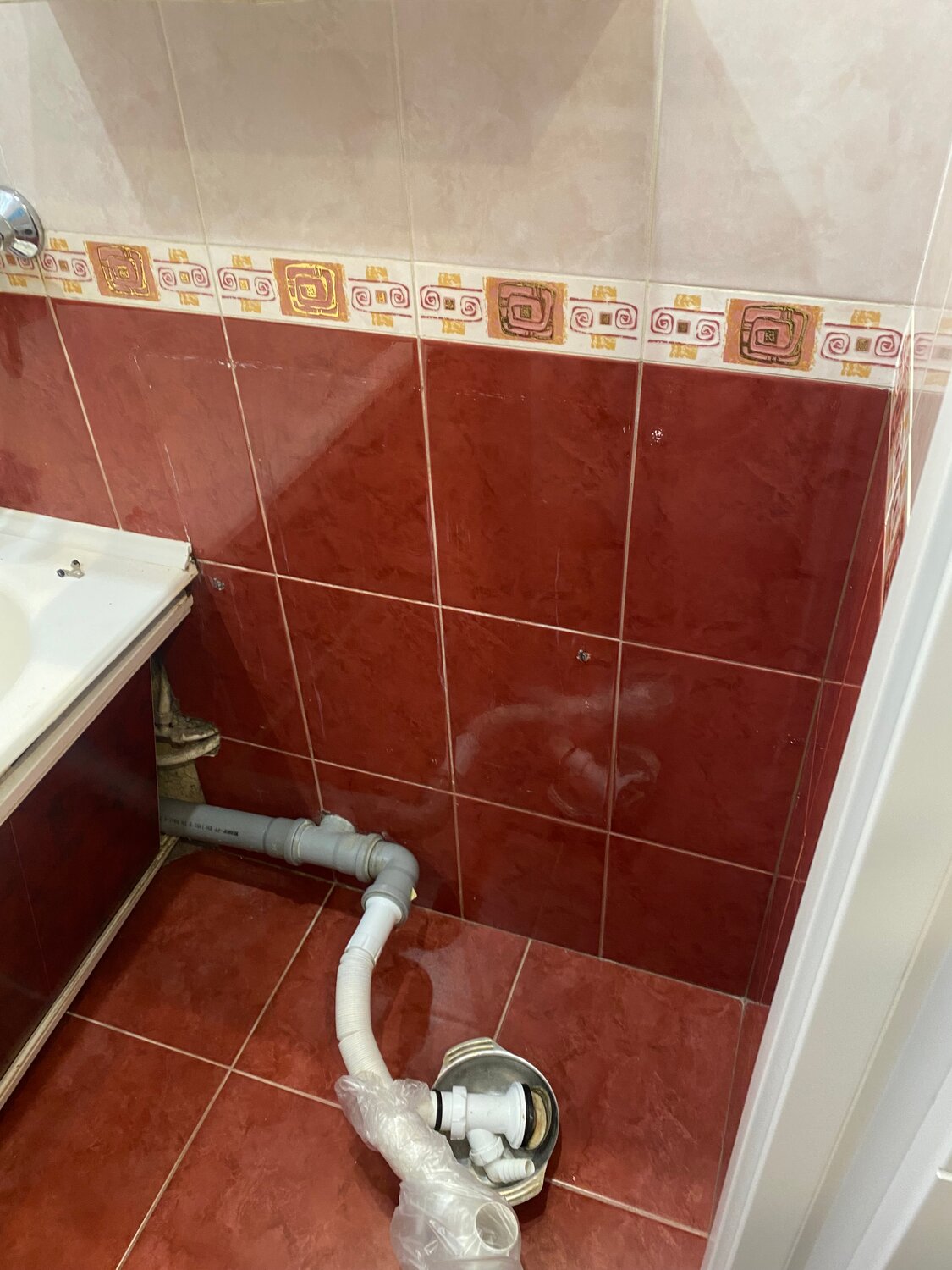 трубы в туалете, трубы в ванной комнате, кафель, ванная комната, короб в туалете