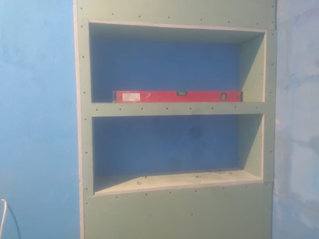 полки в стене из гипсокартона, угловые полки из гипсокартона, стена с полками из гипсокартона, полка из гипсокартона, полочки из гипсокартона