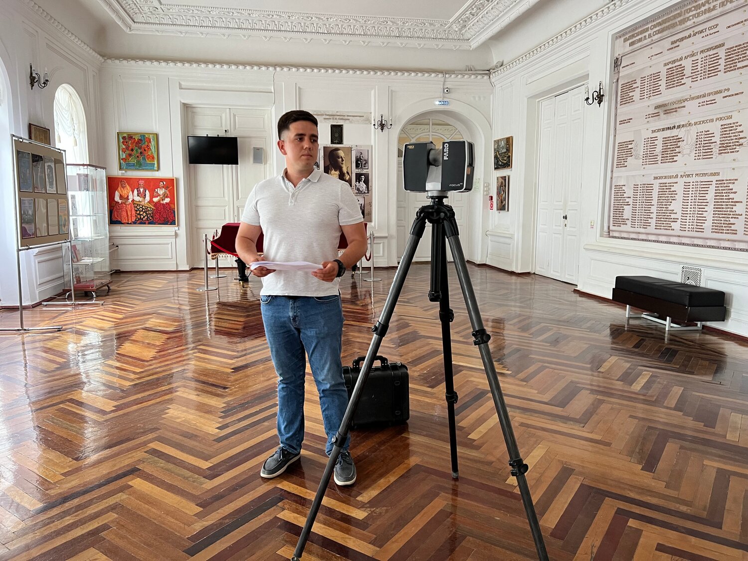 театр юного зрителя, мужчина, съемка, фоткающие журналисты в музеях, директор галереи