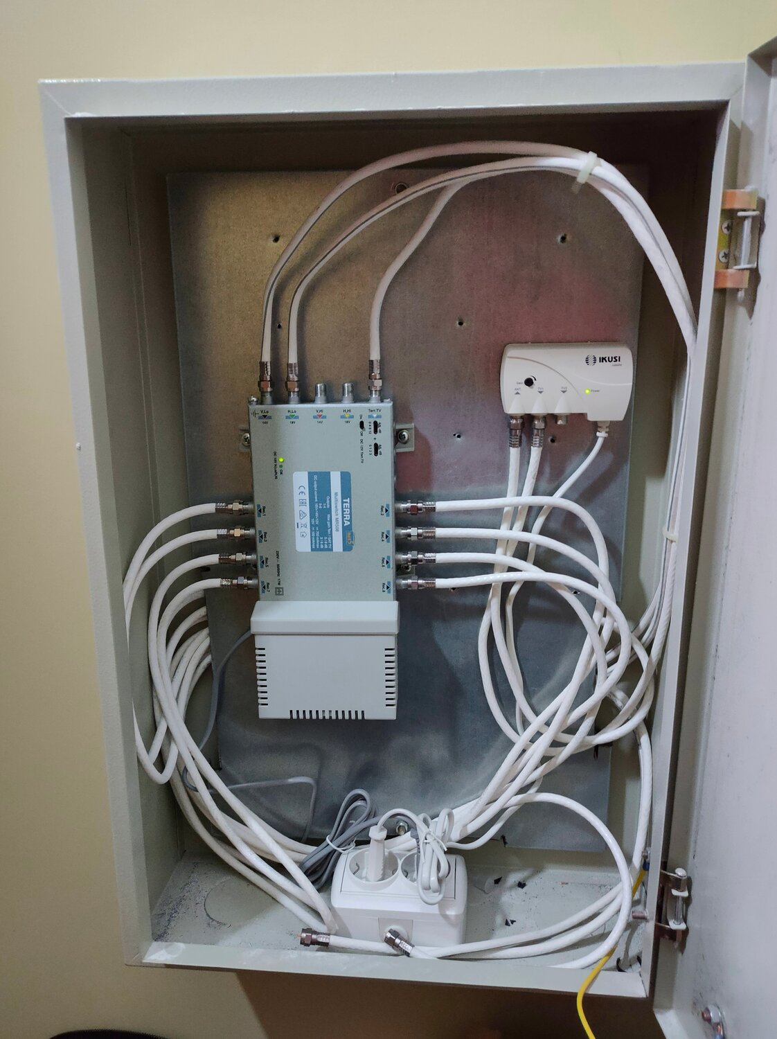 uzm530mv abb щиты слаботочный, щит слаботочный встраиваемый schneider electric 36, щит abb uk 600 для слаботочки встраиваемый, слаботочный распределительный щит, мультисвитч terra mv-532 активный