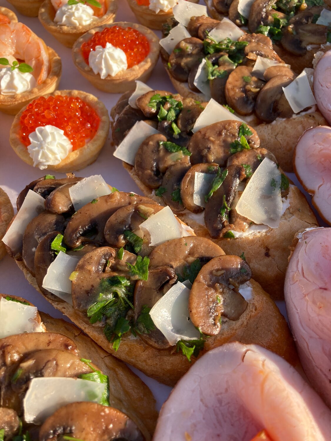 сет брускетт, закуски красивые, закуска, брускетты ассорти, брускетта с сельдью