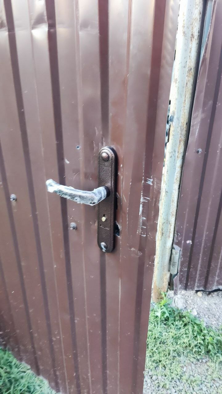 врезной замок для калитки из профильной трубы 40 20, замок на калитку из профнастила, врезной замок на калитку 40 20, накладной замок на калитку, врезной замок на калитку