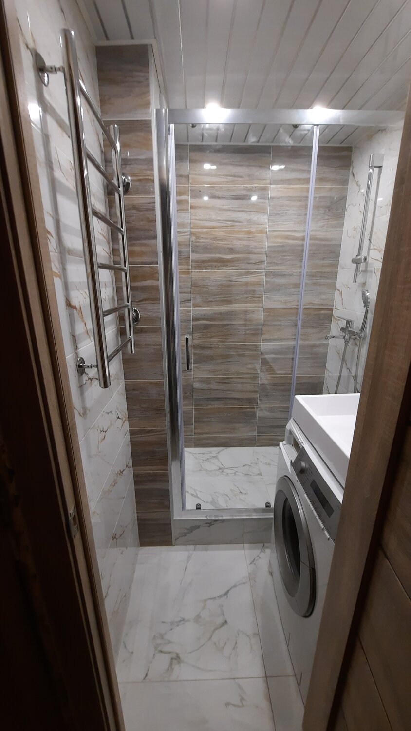 санузел с душевой и стиральной машиной, совмещенный санузел с душевой кабиной, дизайн ванной комнаты с туалетом и стиральной машиной, душевая кабина в квартире, ванная комната с душем в квартире