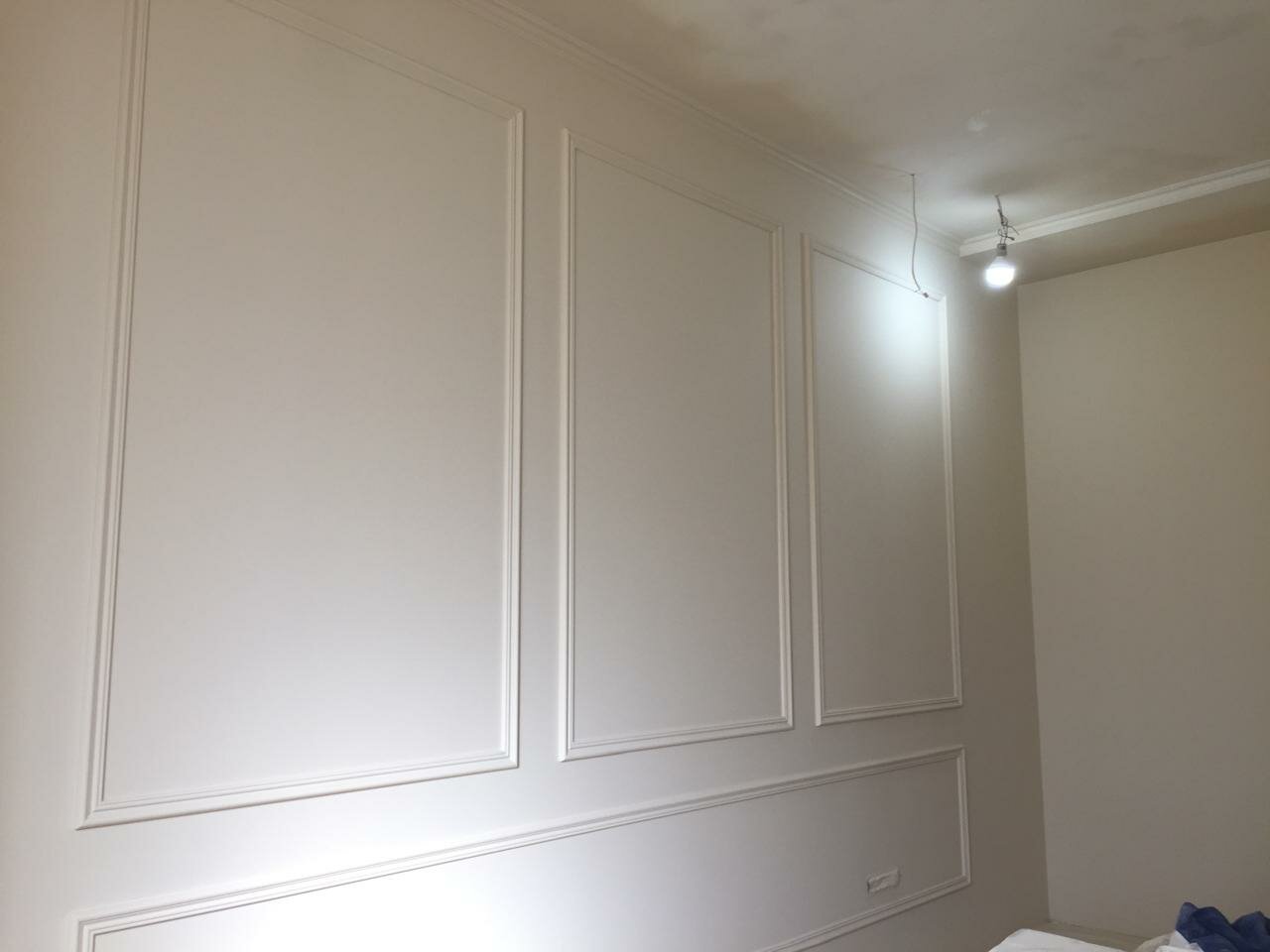 молдинг для стен, молдинги на стенах в интерьере, стены под покраску с молдингами, белая стена с молдингами, отделка стен молдингами