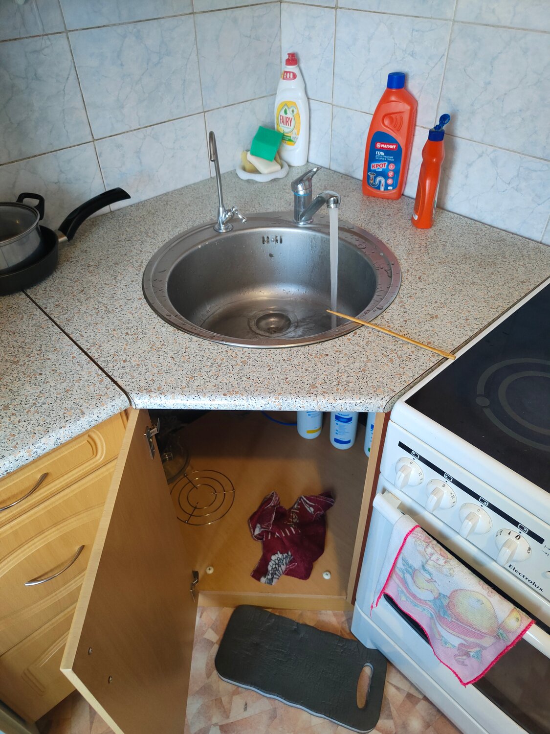мойка на угловой кухне, угловая раковина на кухне, угловая мойка для кухни с тумбой, угловая тумба под мойку для кухни, тумба угловая с мойкой бриз 1