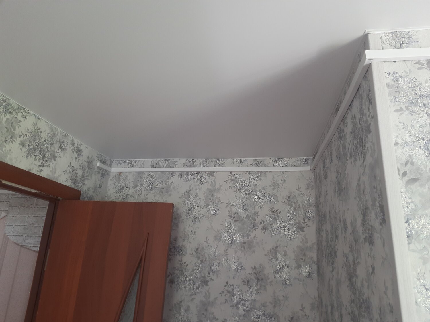 натяжной потолок плинтус, потолочный плинтус на натяжной потолок, плинтуса потолочные для натяжных, натяжной потолок белый матовый, потолка
