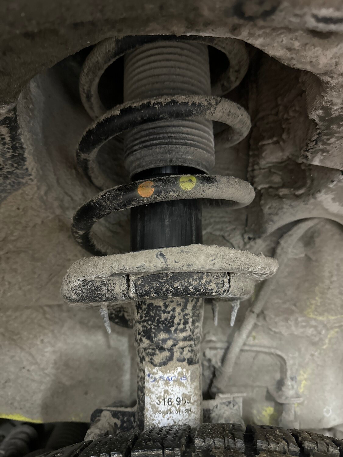 стойка амортизатора шкода рапид, замена амортизатора, запотевание амортизатора шкода, проставка пружины шкода суперб, передние амортизаторы шкода рапид