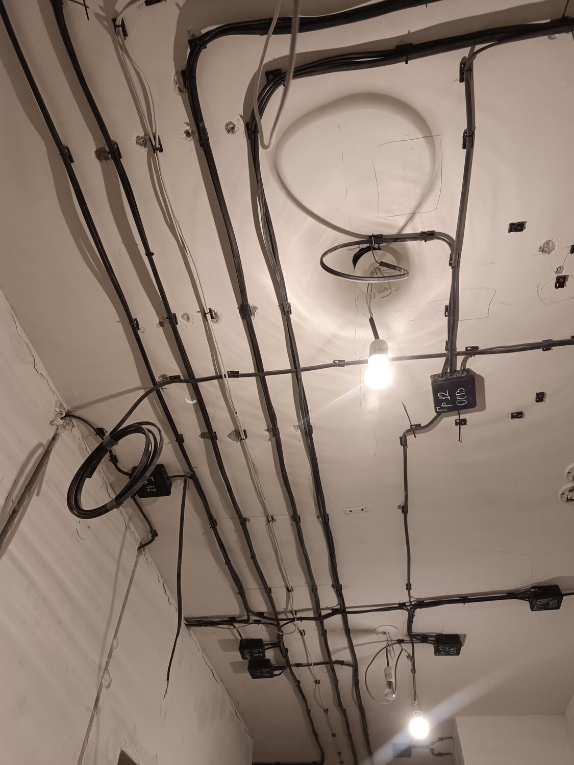 монтаж электропроводки, монтаж электропроводки по потолку, монтаж электропроводки в квартире, электропроводка по потолку, разводка электрики по потолку
