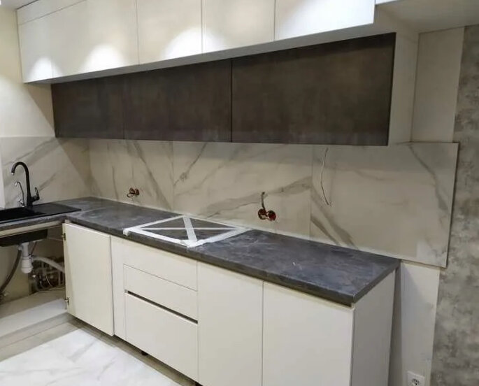 фартук для кухни из керамогранита, фартук для кухни из керамогранита 60 х 1200, бело серая кухня с мраморной столешницей, кухонный фартук из керамогранита, фартук из керамогранита 1200 600