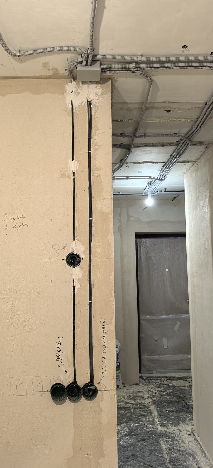 штробить стены под проводку в панельном доме, разводка электрики, монтаж электропроводки, проводка в панельном доме, электрика в квартире