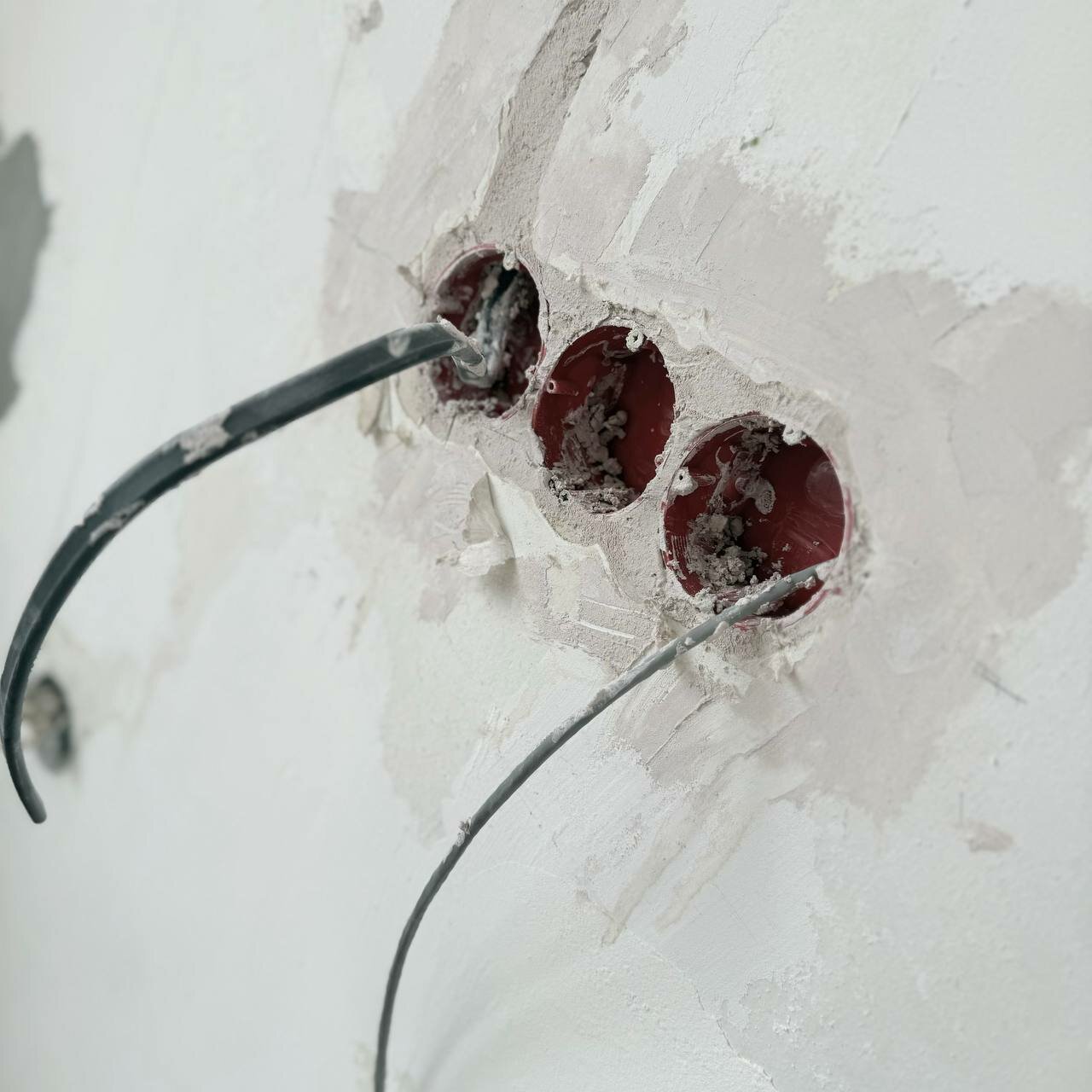 электрика, подрозетник в стене, установка подрозетников в бетонную стену, разводка розеток, монтаж подрозетников