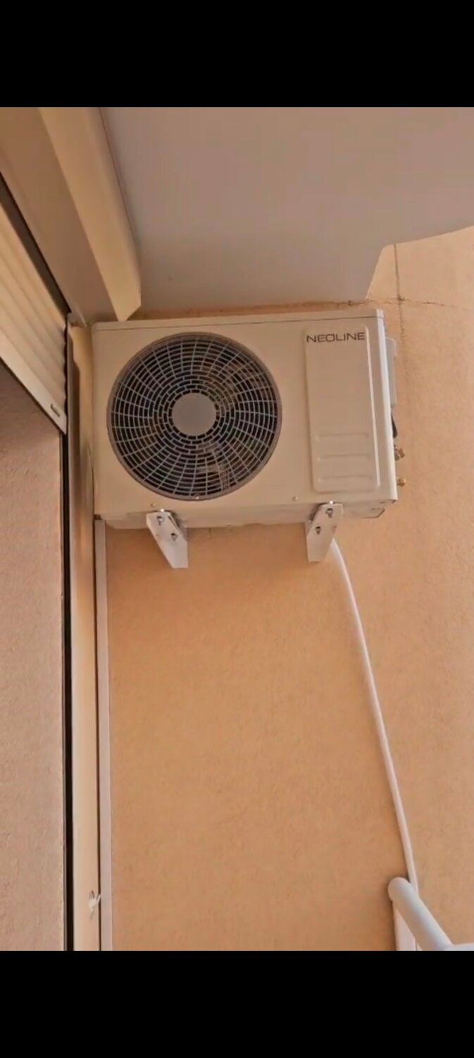 наружный блок кондиционера на балконе, кондиционер наружный блок, кондиционер на лоджии внешний блок, кондиционер, кондиционер с установкой