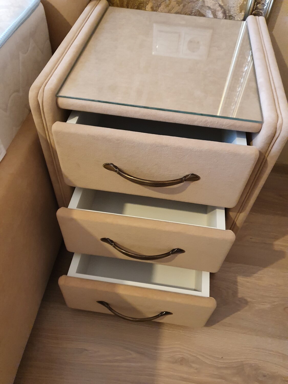 тумба прикроватная, прикроватная тумбочка, тумба прикроватная бежевый глянец, тумба для спальни, тумбочка