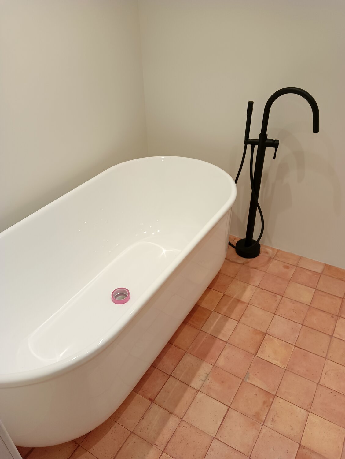 напольный отдельностоящий смеситель для ванны, cмеситель напольный для ванны, напольный смеситель для ванной комнаты, смеситель напольный, напольный смеситель для ванны с душем