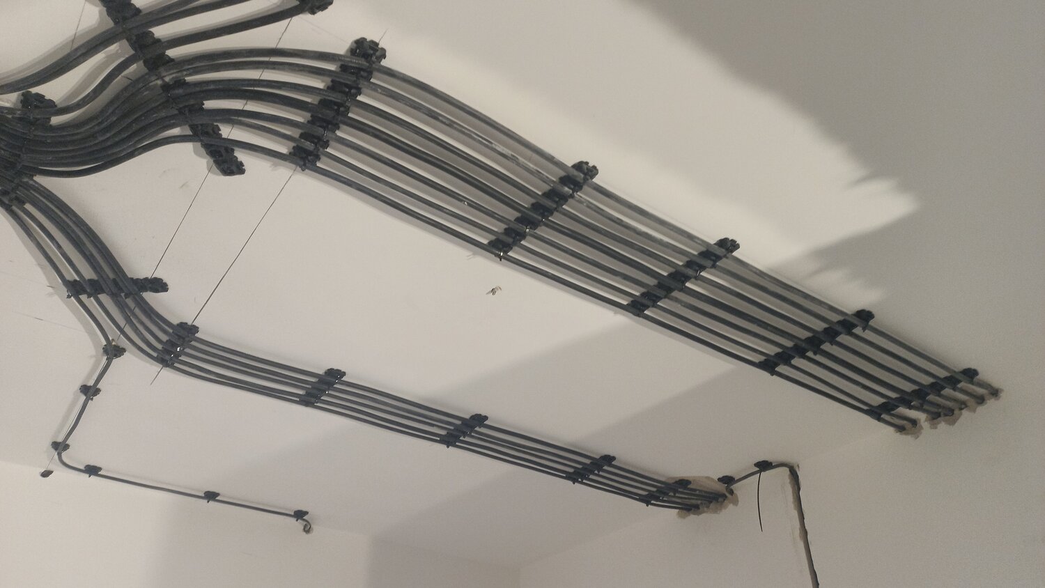 прокладка кабеля по потолку без гофры, монтаж электропроводки, монтаж электропроводки по потолку, прокладка кабеля по потолку, крепление кабеля к потолку без гофры