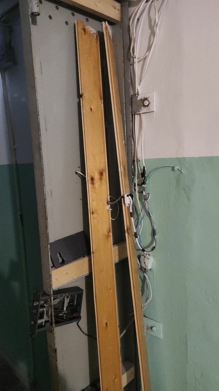 у двери, двери бу, входной двери, деревянная дверь, дверь балкона