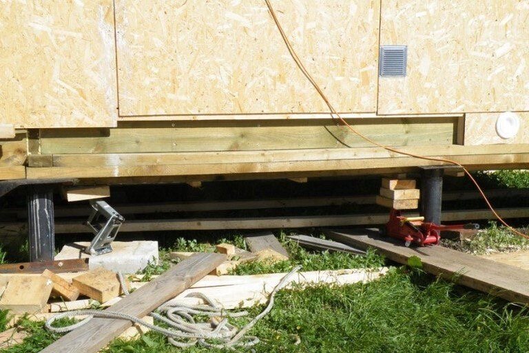 Поднятие дома домкратами