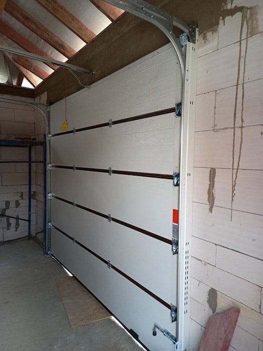 гаражные секционные ворота, секционные ворота, секционные ворота для гаража, монтаж секционные ворота дорхан, промышленные секционные ворота alutech