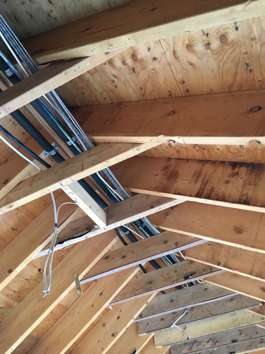 электропроводка в каркасном доме, разводка электрики в каркасном доме, электромонтаж в деревянном доме, электропроводка в деревянном доме, монтаж электрики в каркасном доме