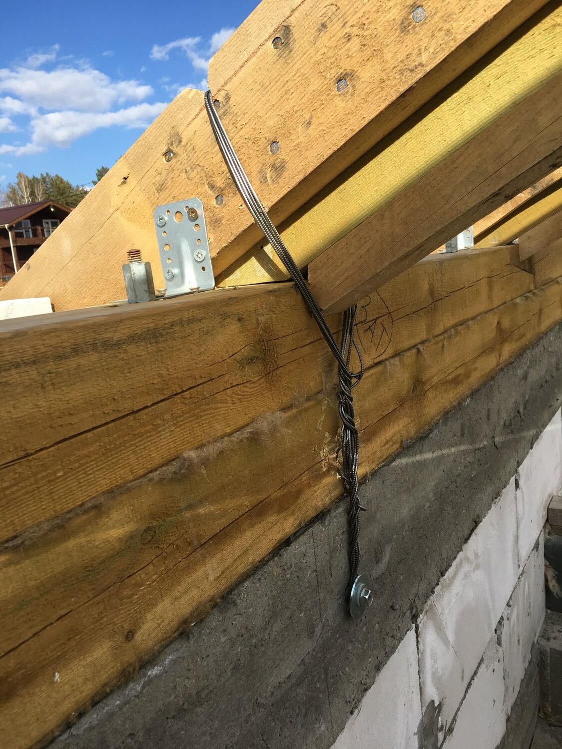 крепление стропил проволокой к стене, крепление стропил к мауэрлату, шаг анкерных болтов для крепления мауэрлата, крепление стропильной системы, крепление стропил