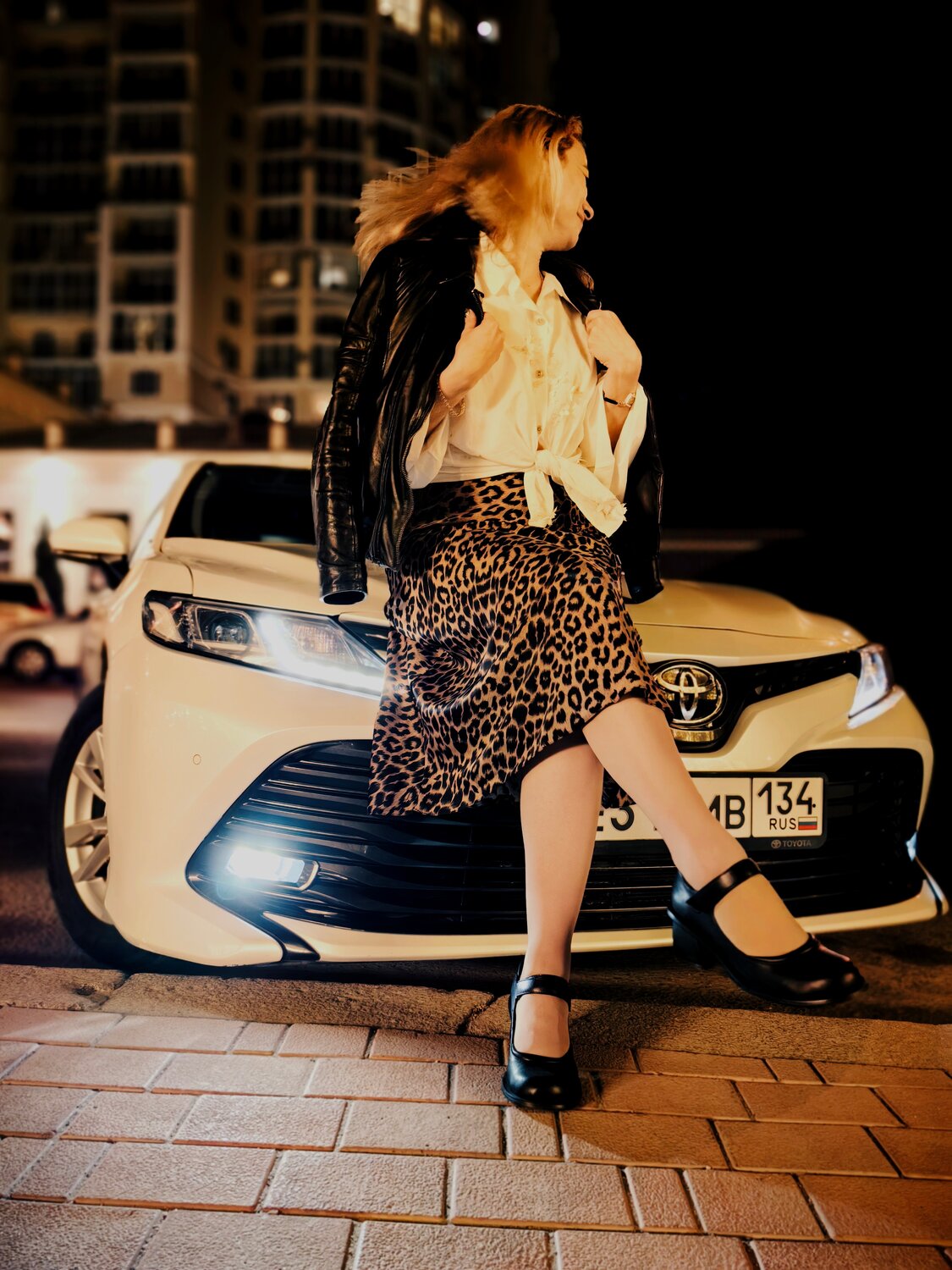 тойота камри 70 и девушка, белая тойота камри, новая toyota camry, камри тойота, девушка