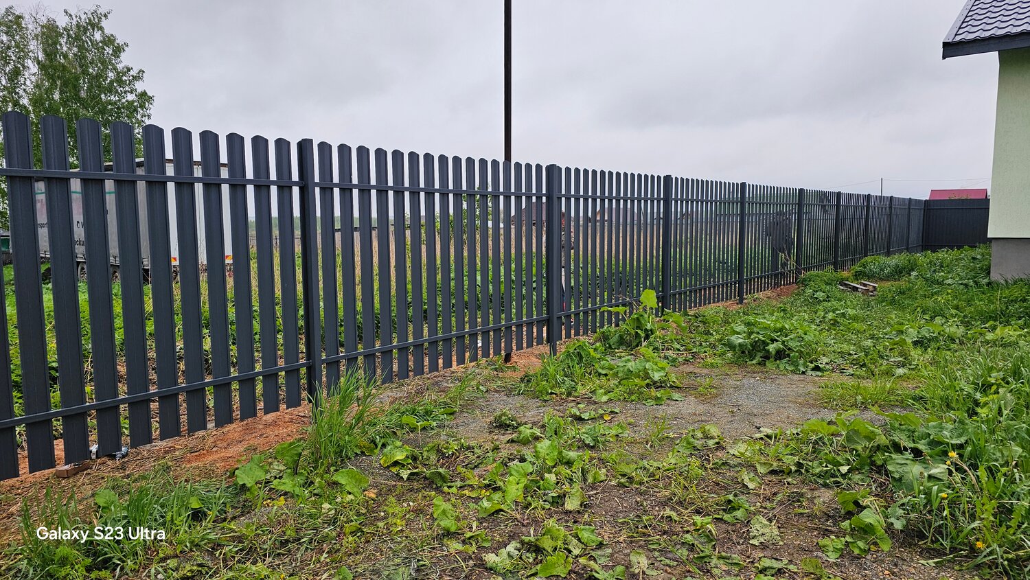 забор из металлического штакетника, забор штакетник металлический, забор из евроштакетника, забор штакетник, забор из штакетник