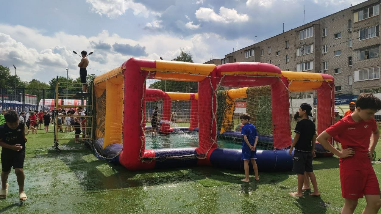 скользкий футбол аттракцион, надувное футбольное поле, водный футбол, надувной аттракцион, надувные аттракционы футбол