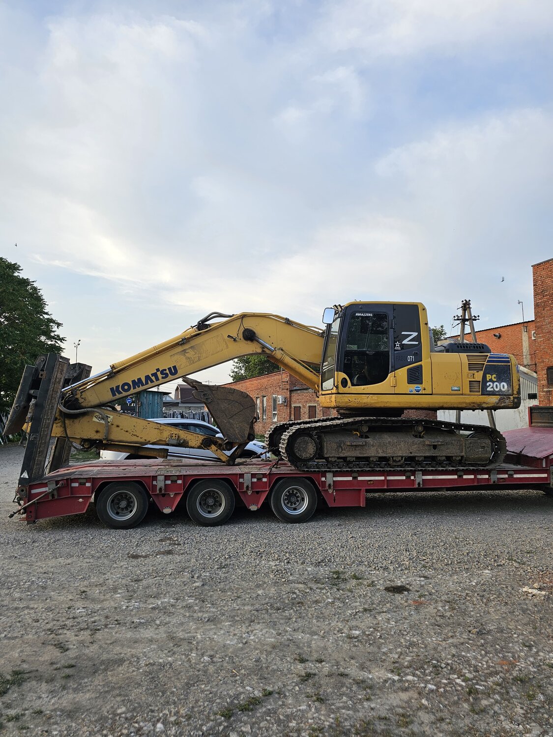 komatsu pc 200, перевозка спецтехники, трал для перевозки спецтехники, трал для перевозки экскаватора, гусеничный экскаватор