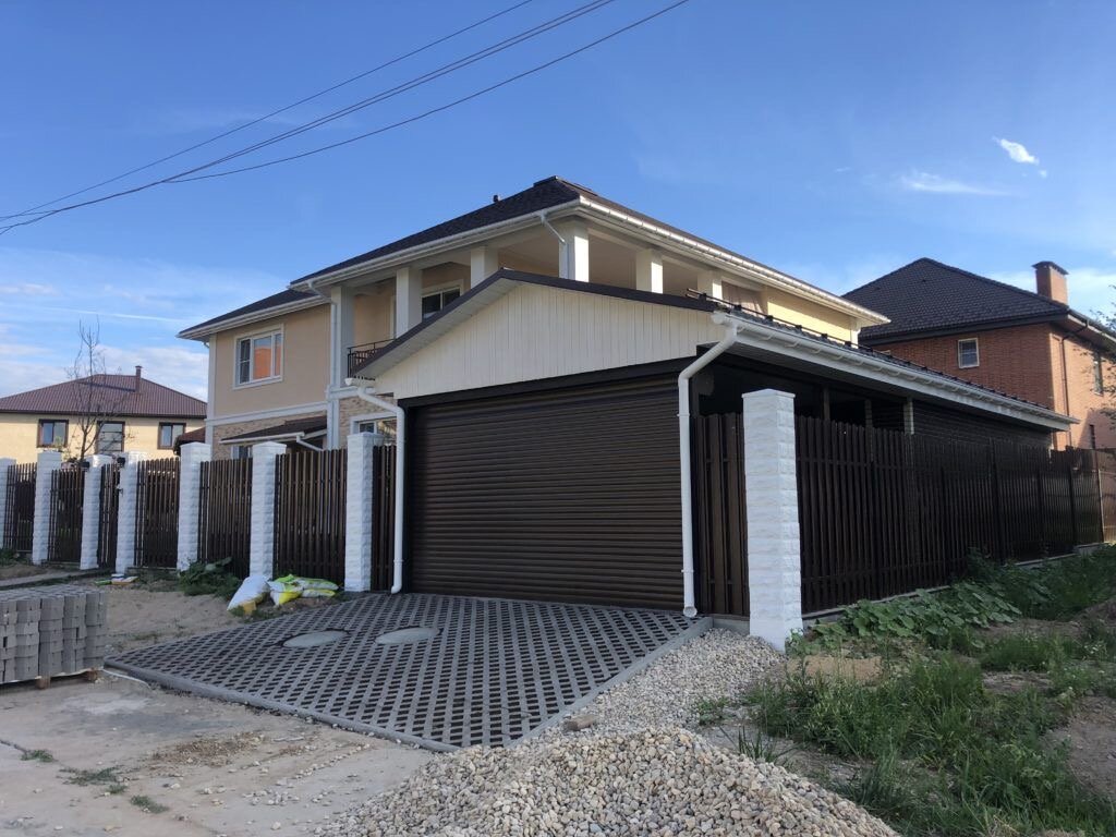 гараж рядом с домом, гараж перед домом, гараж во дворе частного дома, гараж на участке, гараж под ключ