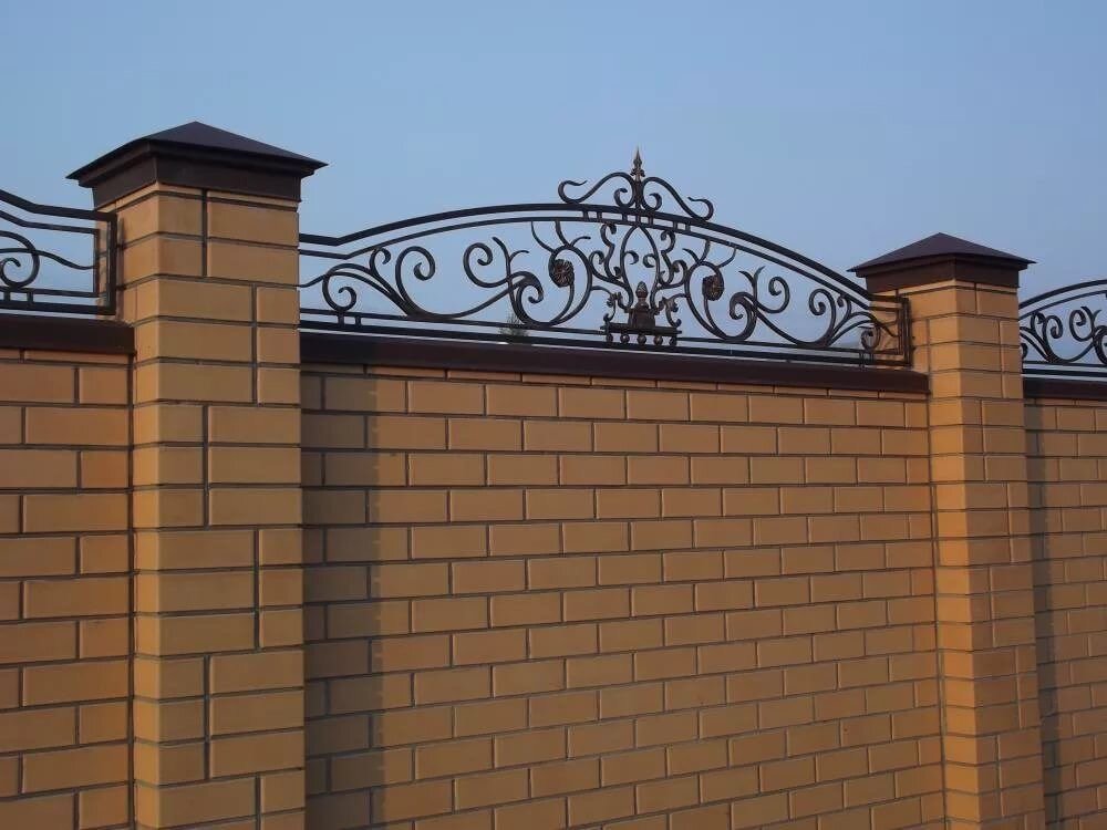 кирпичные заборы, кирпичный забор с ковкой, кованые навершия на забор, кованые заборы, кованое навершие на кирпичный забор