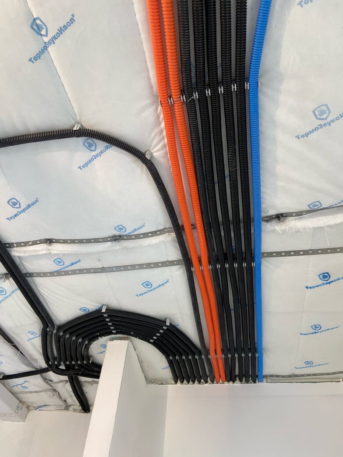 электрика по потолку, монтаж электропроводки, разводка электрики, прокладка кабеля по полу, прокладка кабеля в квартире