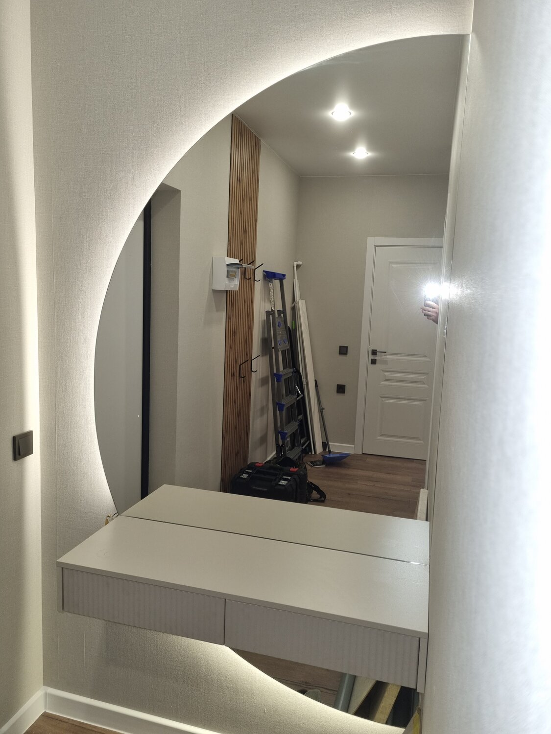 зеркало полукруглое с подсветкой в прихожую, подсветка зеркал, зеркало полукруглое с подсветкой, зеркало полукруг с подсветкой, зеркало в прихожей с подсветкой