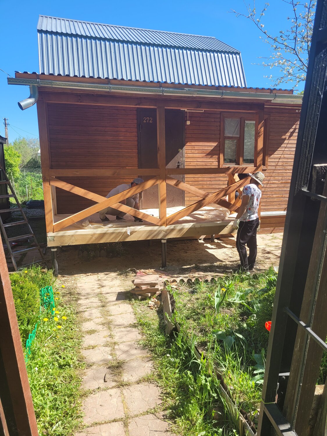 постройка веранды, веранда к дому, веранда к дачному дому, бытовка на даче, веранда к дачному домику