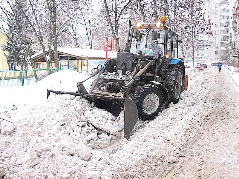 Уборка снега трактором фото