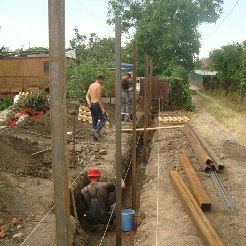 фундамент под забор, фундамент под лицевой забор, строительство или ремонт, армирование фундамента под забор, строительство