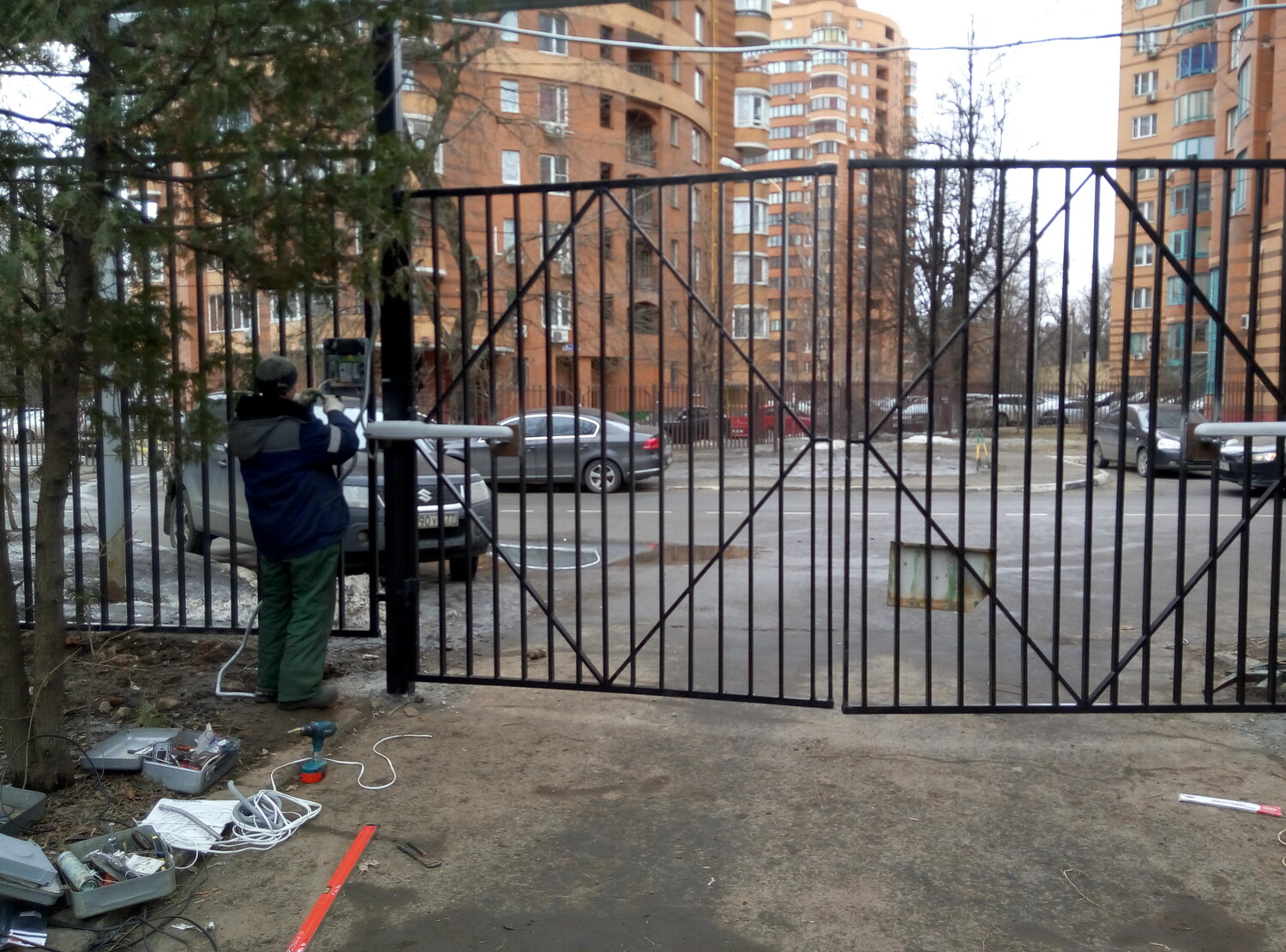 ворота, забор, ограждение, ворота во двор многоквартирного дома, во дворе