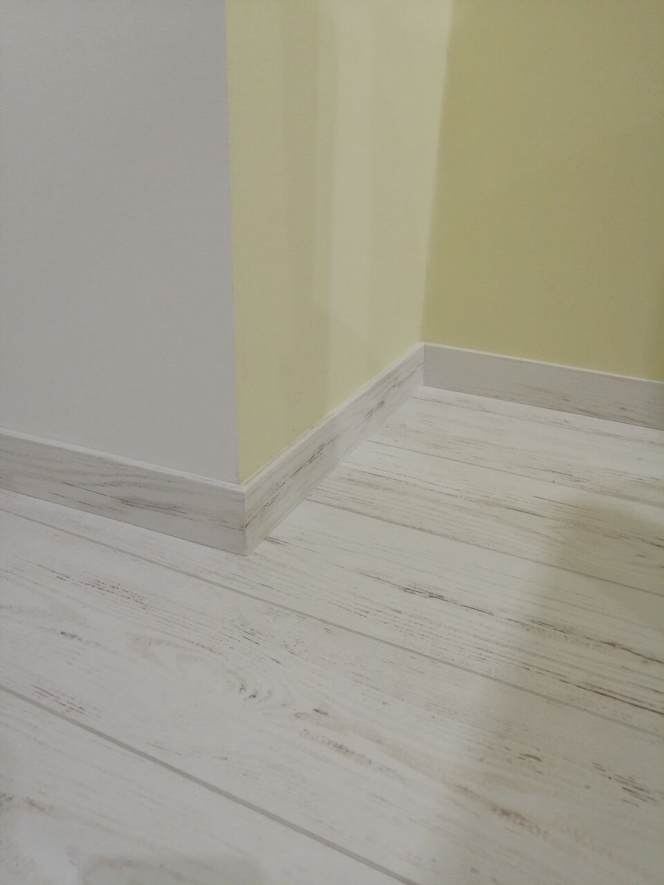 плинтус, плинтус ultrawood base 5032 102x19, плинтус светлый, плинтус ультравуд base 5032, дюропластовый плинтус