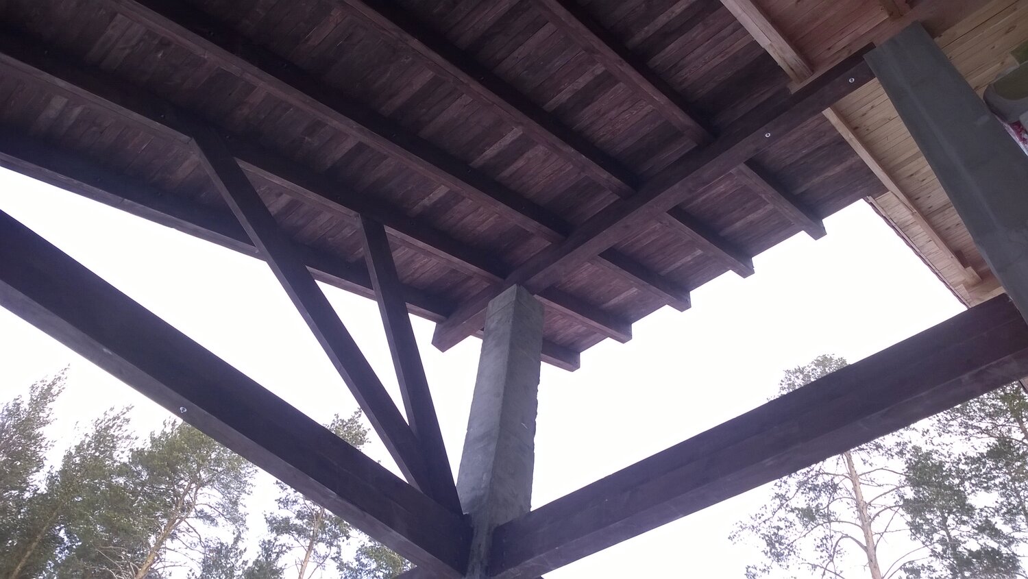 навес из деревянных ферм подшитые снизу, деревянная крыша на металлических столбах, деревянные стропила для навеса, деревянная крыша на металлическом каркасе, навес из деревянных балок