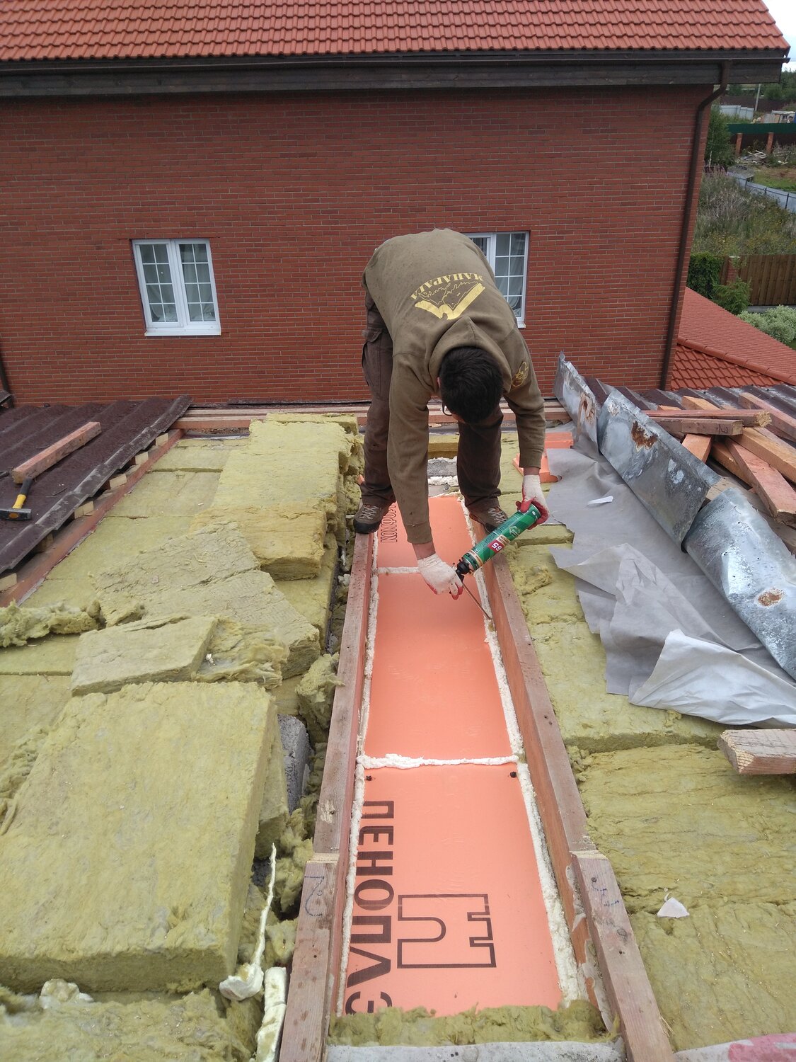 мастер кровли, кровля, монтаж кровли, монтаж андулиновой кровли, ровная кровля