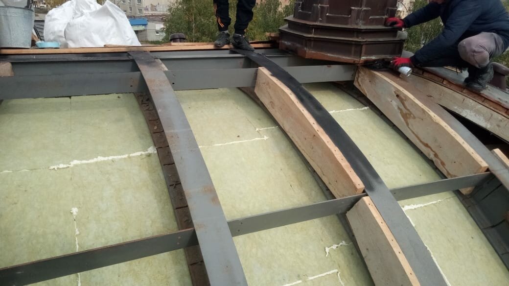 лодка, криволинейные балки, пенобетон потолок, обрешетка чернового пола, строительство или ремонт